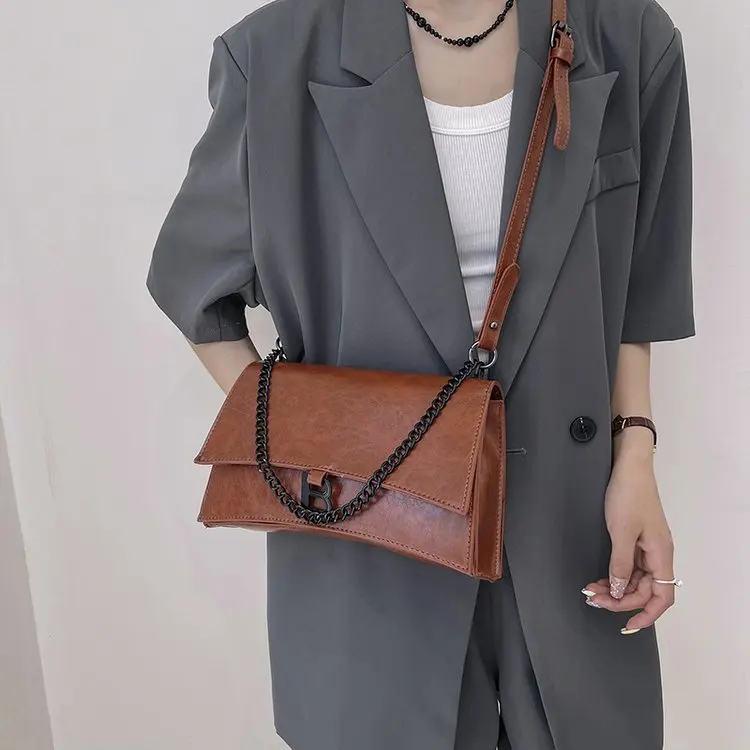 2025 خريف 547 جديد مشبك مغناطيسي حقيبة الساعة الرملية عصرية وشعبية الكتف حقيبة يد كروس ريترو تنوعا حقيبة نسائية