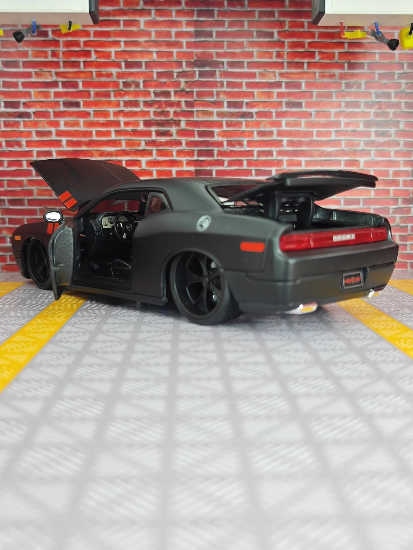 Maisto 1:24 Dodge Challenger modelo de coche de aleación modificado American Muscle Sports Car se puede dar como regalo de cumpleaños para amigos