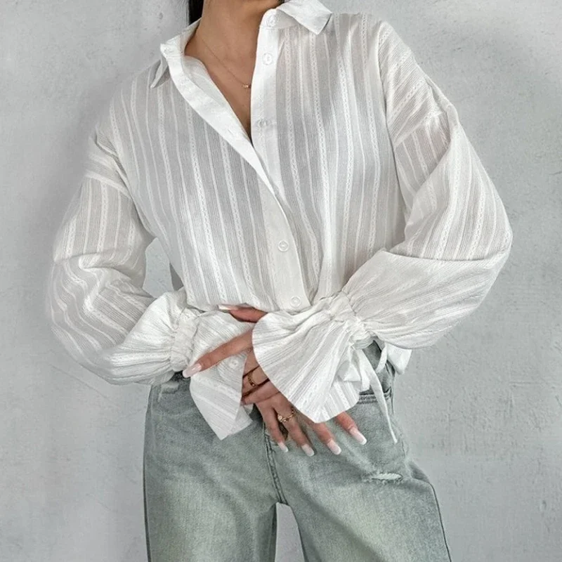 قمصان بيضاء أنيقة للنساء ملابس الشارع صيف خريف 2025 موضة التلبيب كم طويل بلوزة مطوي بلايز عادية واحدة الصدر