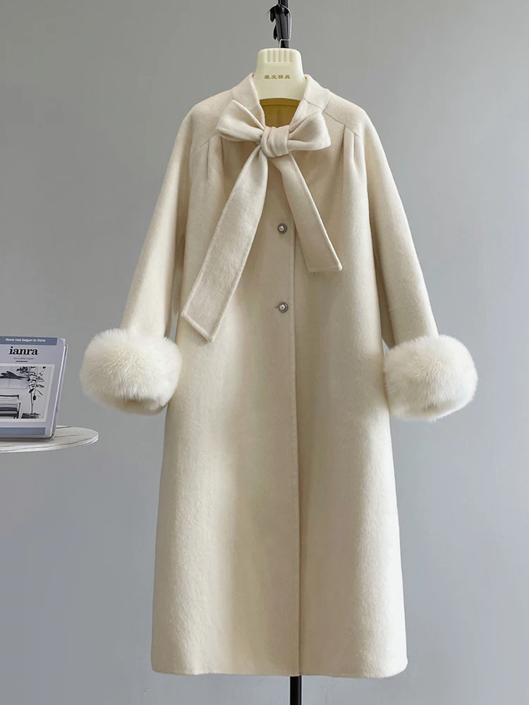 سترة نسائية شتوية جديدة لعام 2025 من صوف الكشمير الدافئ سترة طويلة من فرو الثعلب الحقيقي مع فيونكة ملابس خارجية للسيدات ملابس خروج