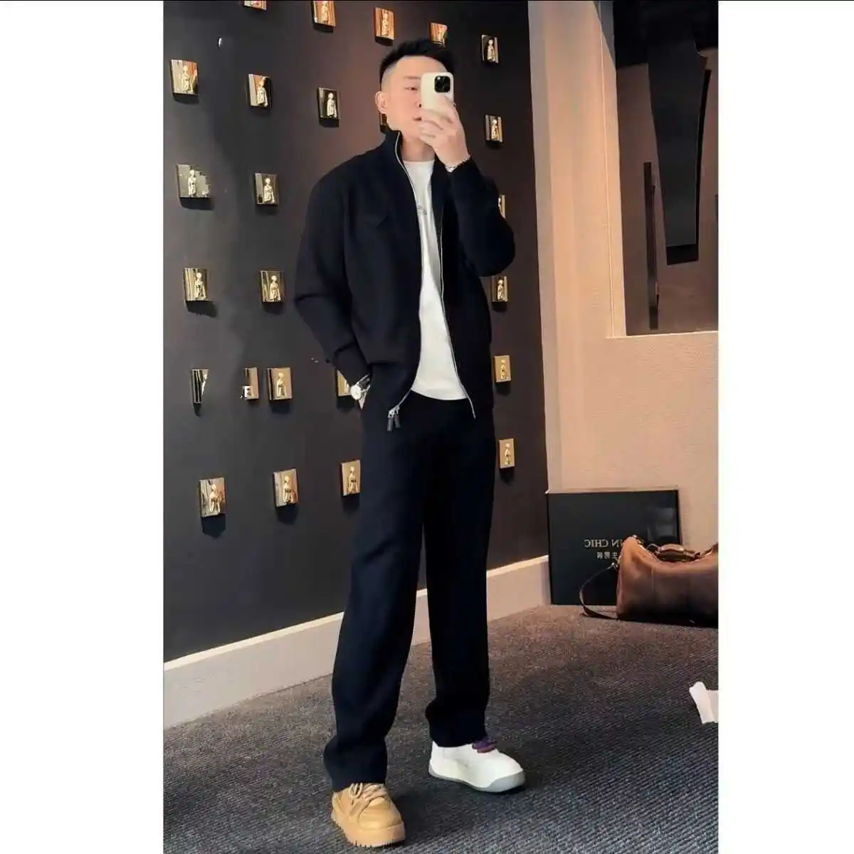 

Высококачественный мужской модный повседневный комплект: худи и брюки, весна 2024, легкий, роскошный, с длинными рукавами, из полиэстера