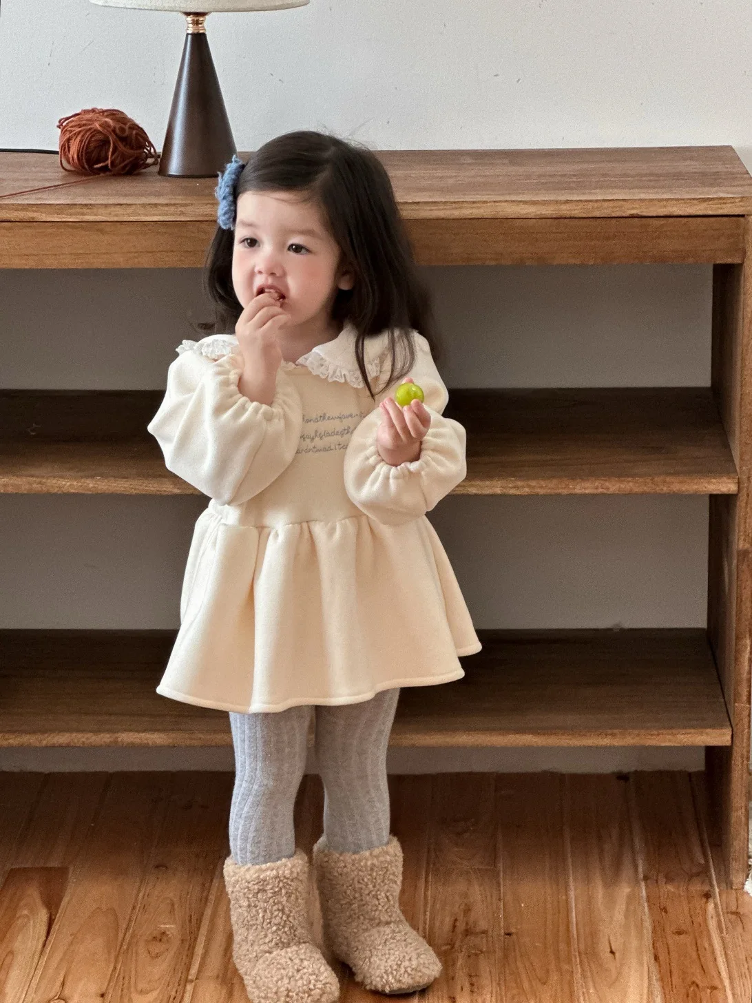 Gaun Bayi Perempuan Musim Dingin 2025, Gaun Manis Berenda dengan Kerah, Gaun Bayi Balita Lengan Panjang dengan Motif Huruf, Gaun Putri Bayi Perempuan Tebal dan Hangat