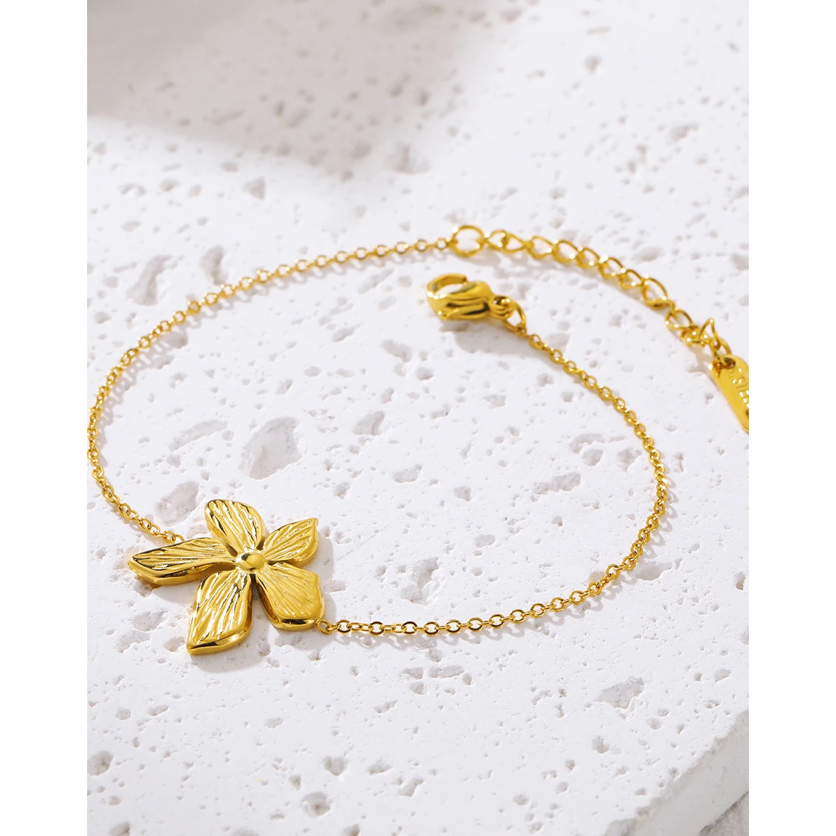 YACHAN Stainless Steel Flower Charm Bracelet for Women Trendy Simple 18K Gold Plated Waterproof Jewelry Accessories