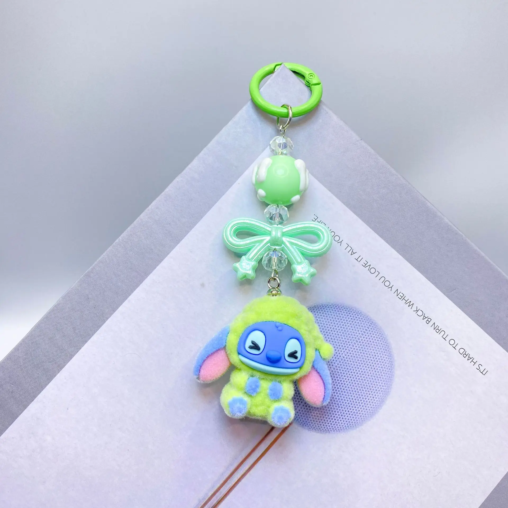 قلادة تمثال كرتونية مبتكرة لحقيبة ظهر الطلاب، وإكسسوار حقيبة الفتيات، وهدية لزملاء الدراسة وأفضل الأصدقاء في عيد الميلاد.