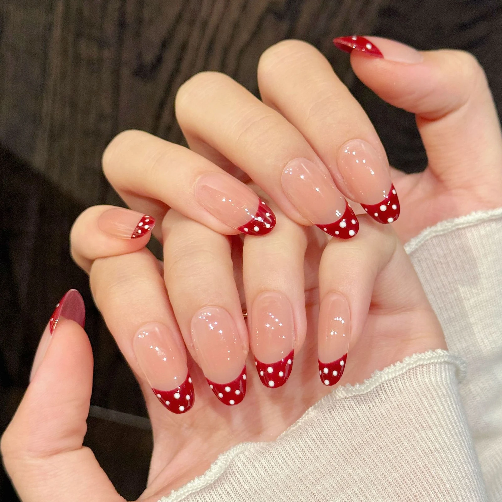 10 Stück Handgefertigte Aufklebenägel Kurz Oval Weinrot mit Punktemuster Künstliche Nägel für Frauen Tägliches Tragen INS Einfache Falsche Nagelaufkleber