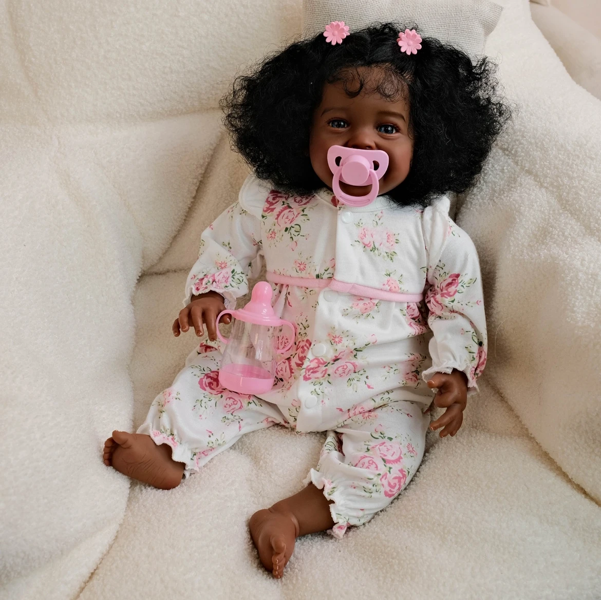 リアルな20インチのリボーンドール、ミラ。手描きのリアルな静脈と濃い肌色。子供への誕生日やクリスマスの贈り物に最適です。