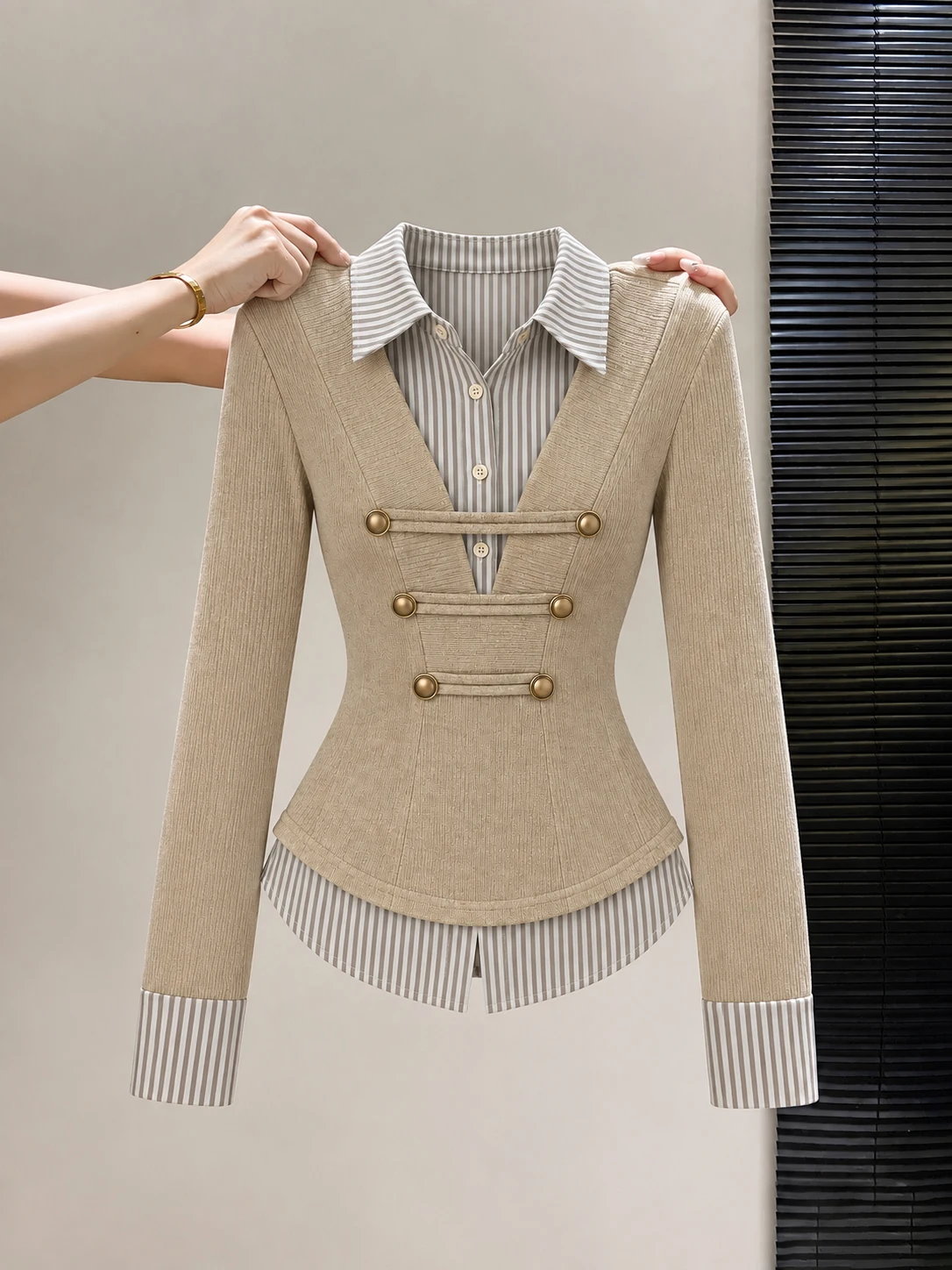 camisa-de-manga-larga-con-corte-entallado-detalles-de-patchwork-a-rayas-cuello-alto-estilo-de-dos-piezas-hebilla-metalica-cintura-ajustada-y-dobladillo-curvo