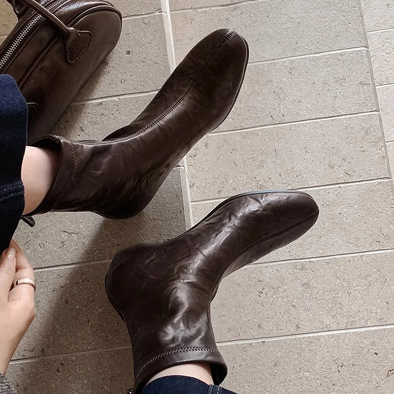 حذاء من الجلد للنساء الشقق موضة أحذية من الجلد 2025 شتاء جديد تشيلسي الأحذية المشي الاتجاه فستان أنيق أحذية فام مريحة