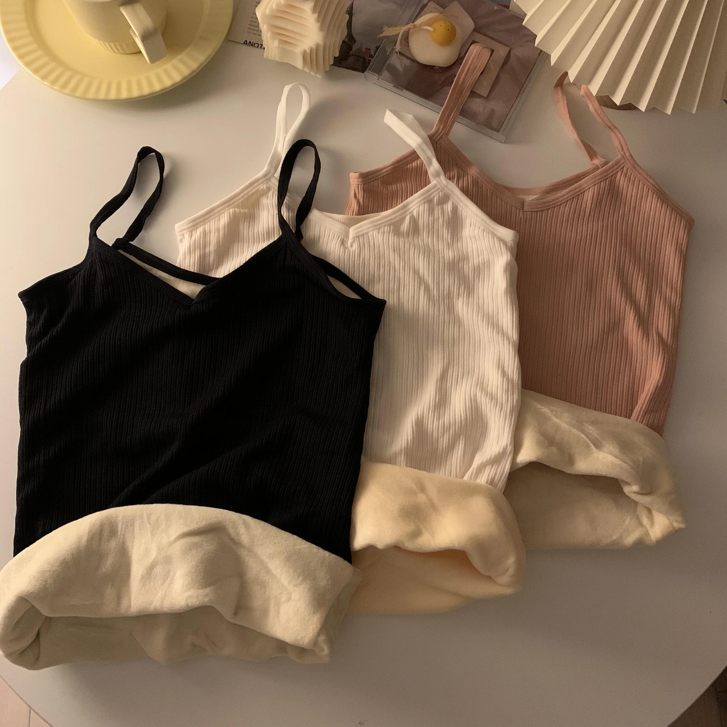 

Термобелье, топы, женские топы без рукавов на тонких бретельках, утепленные зимние теплые майки с v-образным вырезом, бархатные брендовые мягкие новые