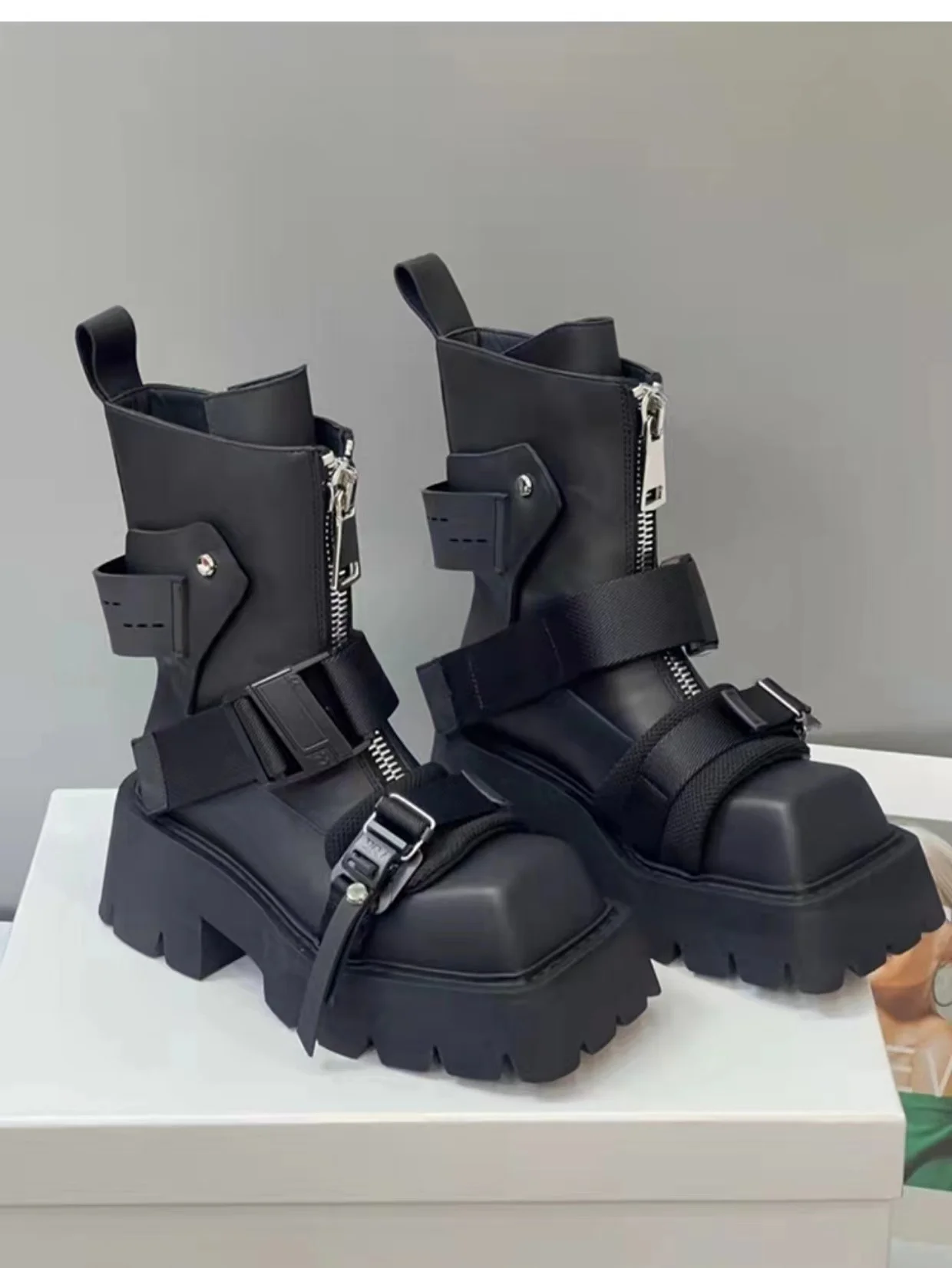 Dickbesohlte Leder Frauen 2024 neue Herbst und Winter Nische Ritter Schnalle quadratische Zehen kurze Rohr Stiefel cool ins