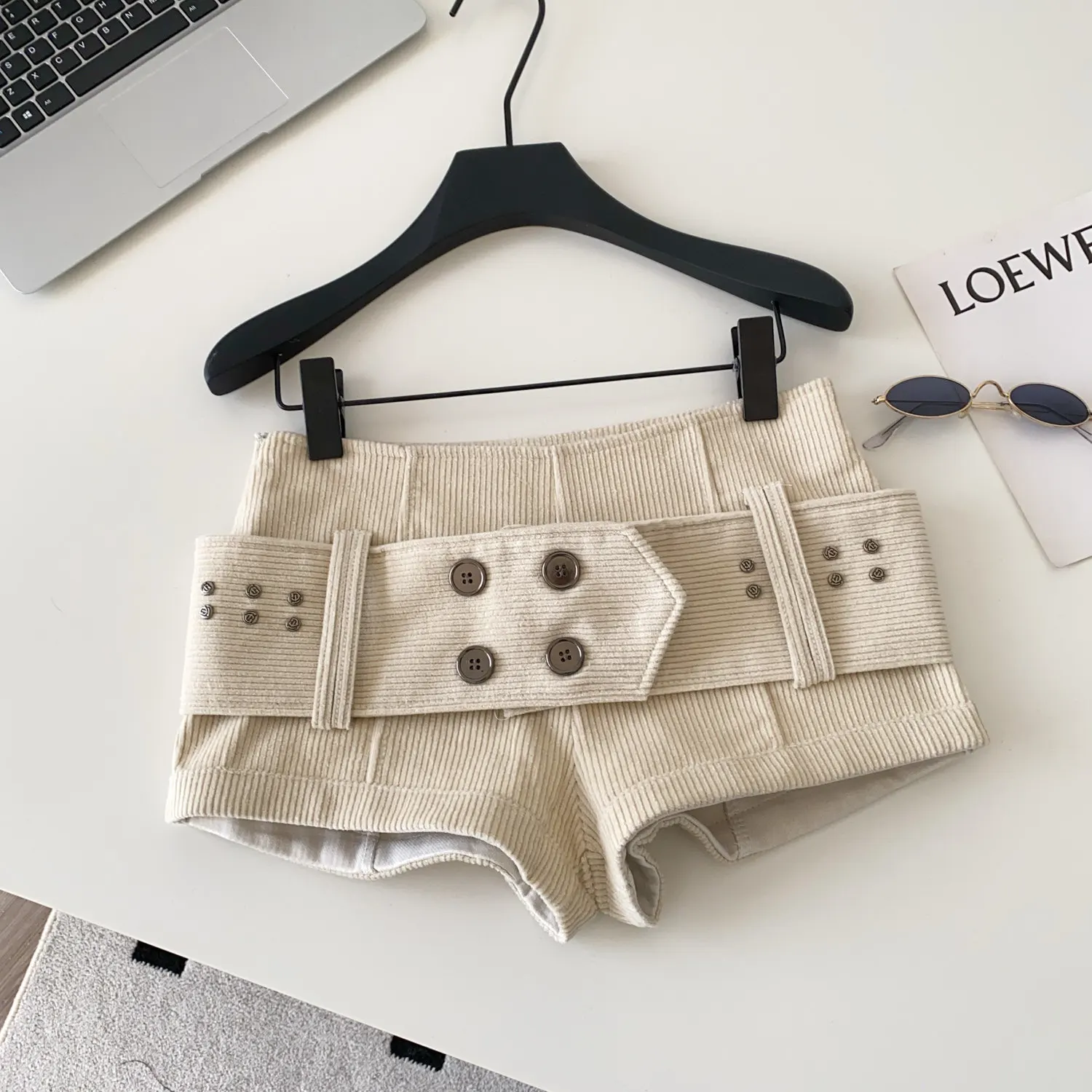 Clothland Women Sweet Corduroy Shorts With Wide Belt Zipper White Black Retro Vintage Female Sexy Mini Shorts SA84