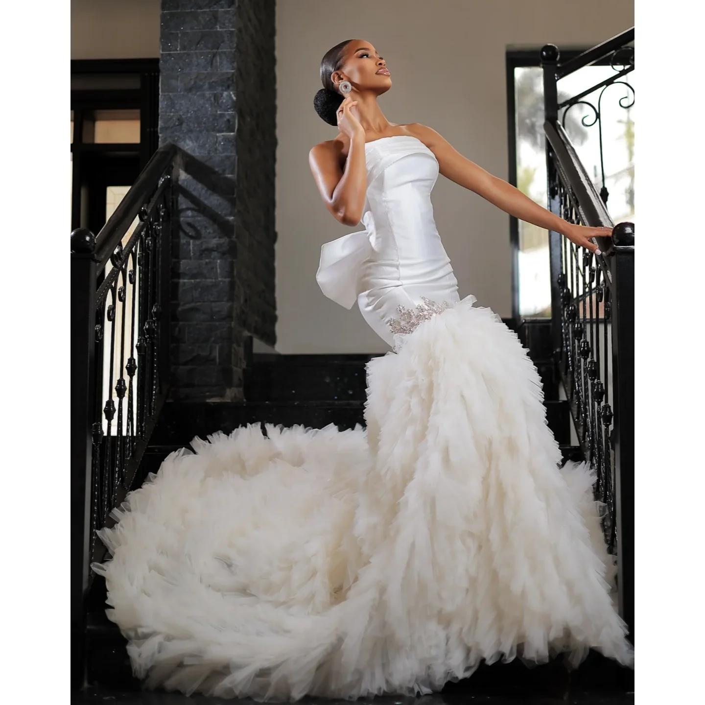 

Elegant African White Satin Mermaid Wedding Dress Strapless Tulle Beaded Bride Dress Wrinkle Plus Size Wedding Dress Custom