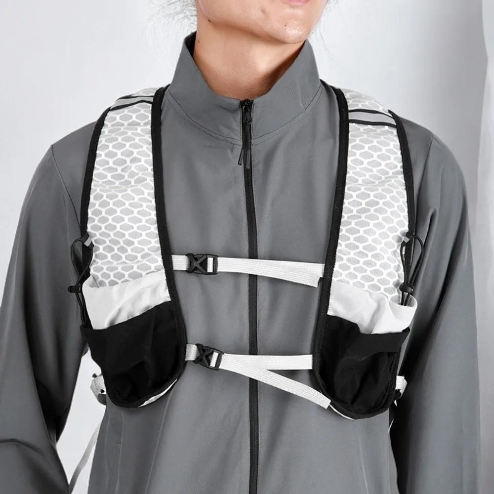 

Lightweight Hydration Backpack Multiple Pockets Breathable Running Hydration Vest Comfortable Reflective Running Vest Outdoors