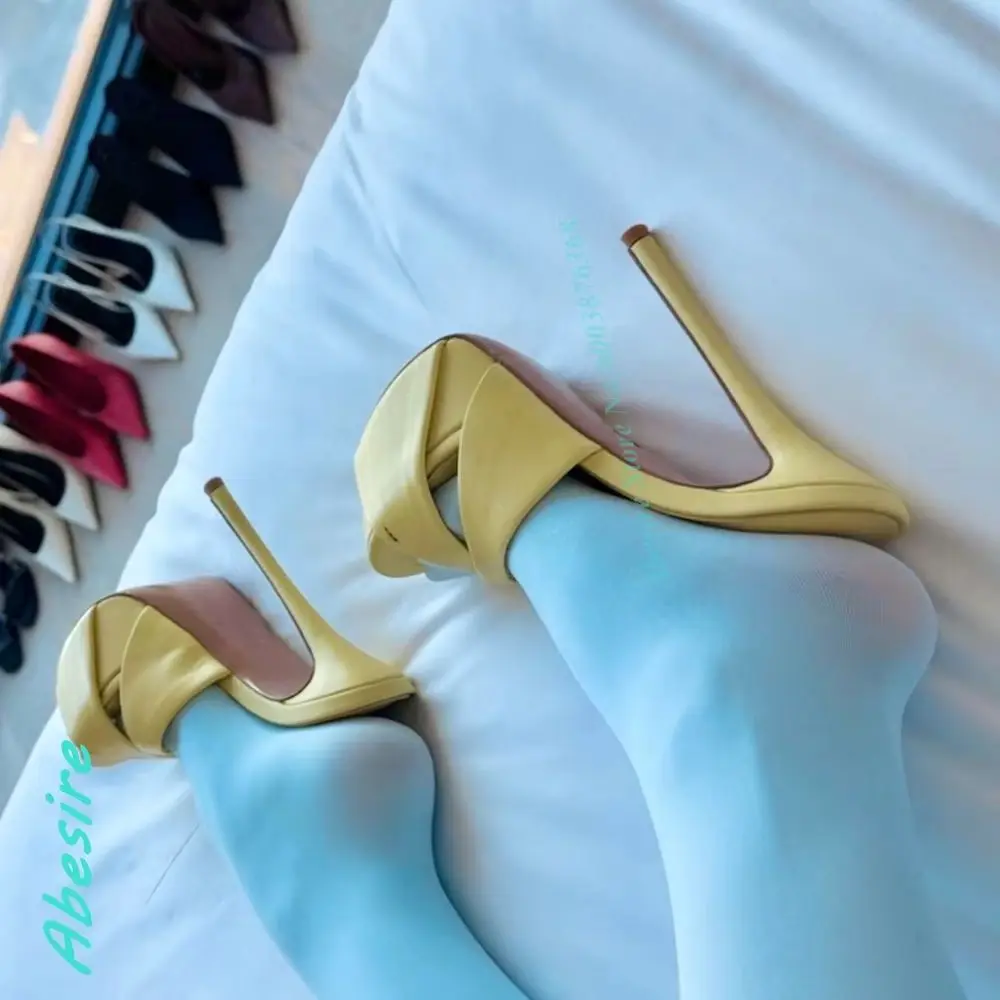 Burgunderrote Leder-Plateau-Slipper mit Stilettoabsatz, offener Zehenpartie und überkreuzten Riemen – Slip-On-Schuhe für Damen für Partys und den Alltag