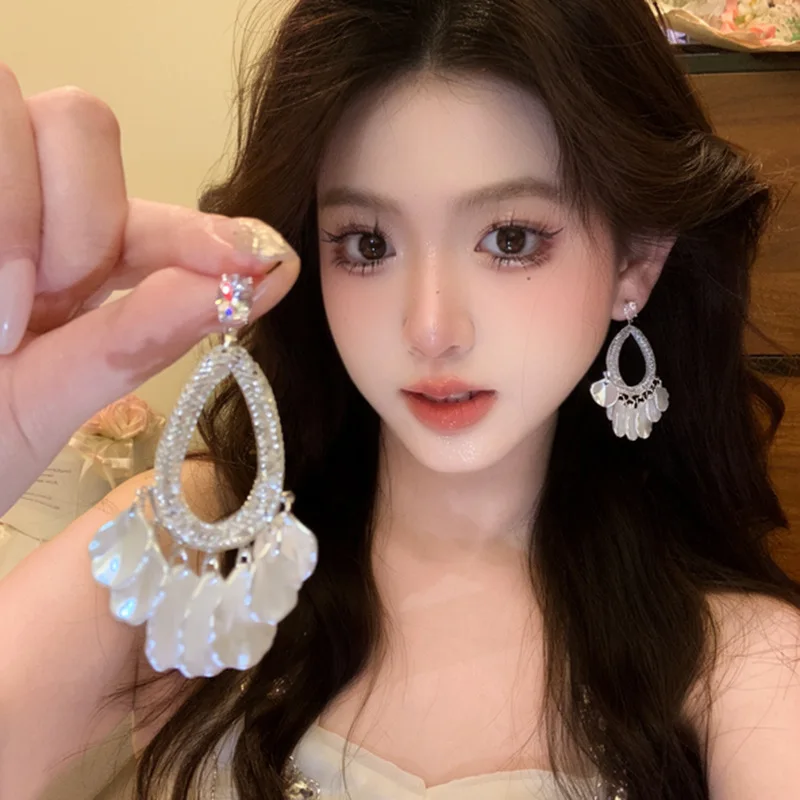 1 pair Korean-style fringed flower-shaped zircon earrings featuring a sweet and sophisticated design with a touch of elegance