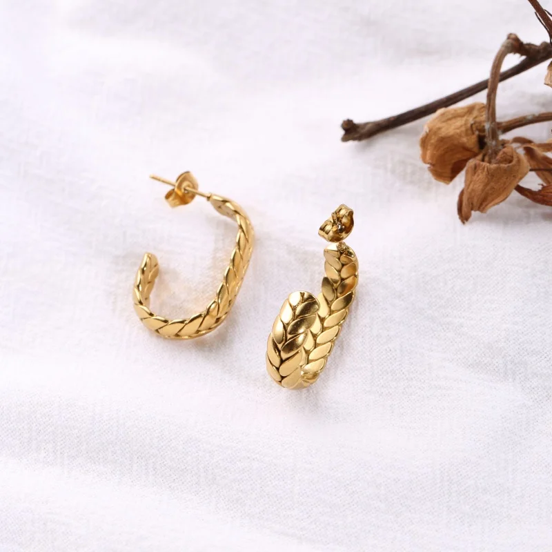 1 piece of stainless steel plated with 18K gold, wheat ear woven C-shaped half-circle stud earrings, vintage heavy-duty twisted half-circle earrings. Suitable for women's vintage light luxury outfits, versatile earrings for commuting and suits. They symbolize peace, prosperity, and good fortune, making them a perfect gift accessory. Suitable for various occasions such as daily gatherings, dates, and travel view 5