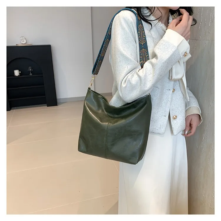 

New fall and winter retro large-capacity texture broadband single shoulder crossbody senior casual commuter bucket bags