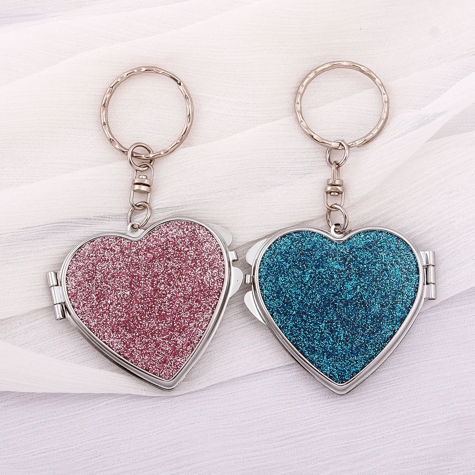 

Makeup Mirror Folding Mirror Key Chain Makeup Mirror Keychain Metal with Key Ring Portable Love Shape Cosmetic Tool