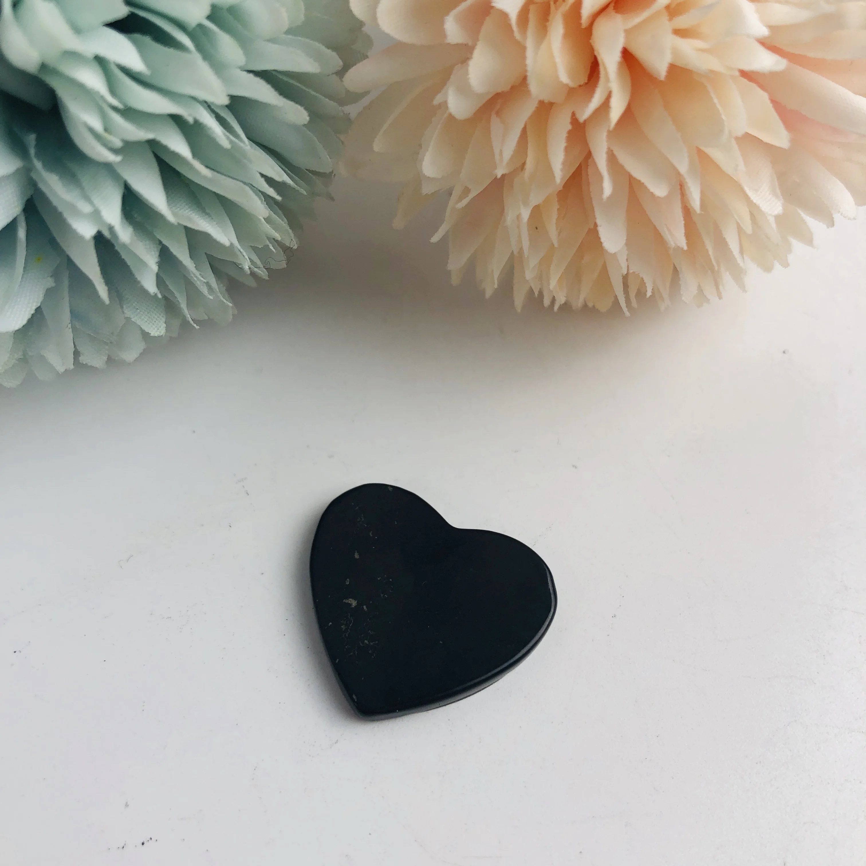 CHENYISHI Shungite Love Heart adesivi per telefoni Natural Round Mini Shungite Plates Stones migliora i cristalli di guarigione energetica