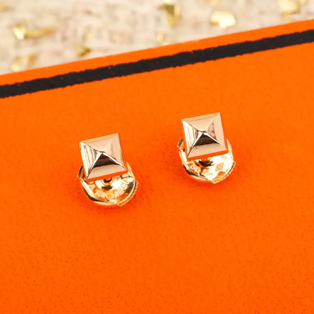 2024 New Hot Europe Designer Rose Gold Small Geometry Earrings Ear Studs Woman Top Quality Fine Jewelry Trend