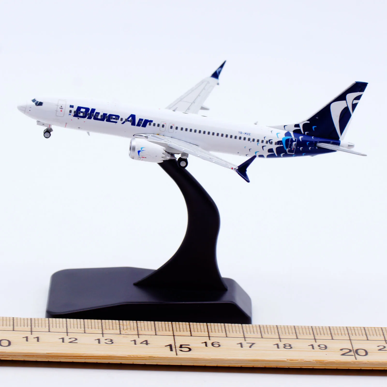 LH4312 Alloy Collectible Plane Gift JC Wings 1:400 Blue Air Boeing B737-8 Max Diecast Aircraft JET Model YR-MXE With Stand