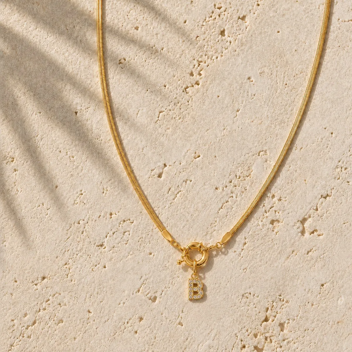 Initialen-Charm-Halskette mit Schlangenkette, vergoldet, für Damen und Herren, mit besetzten Zirkonia-Steinen als Anhänger. – Detail 6