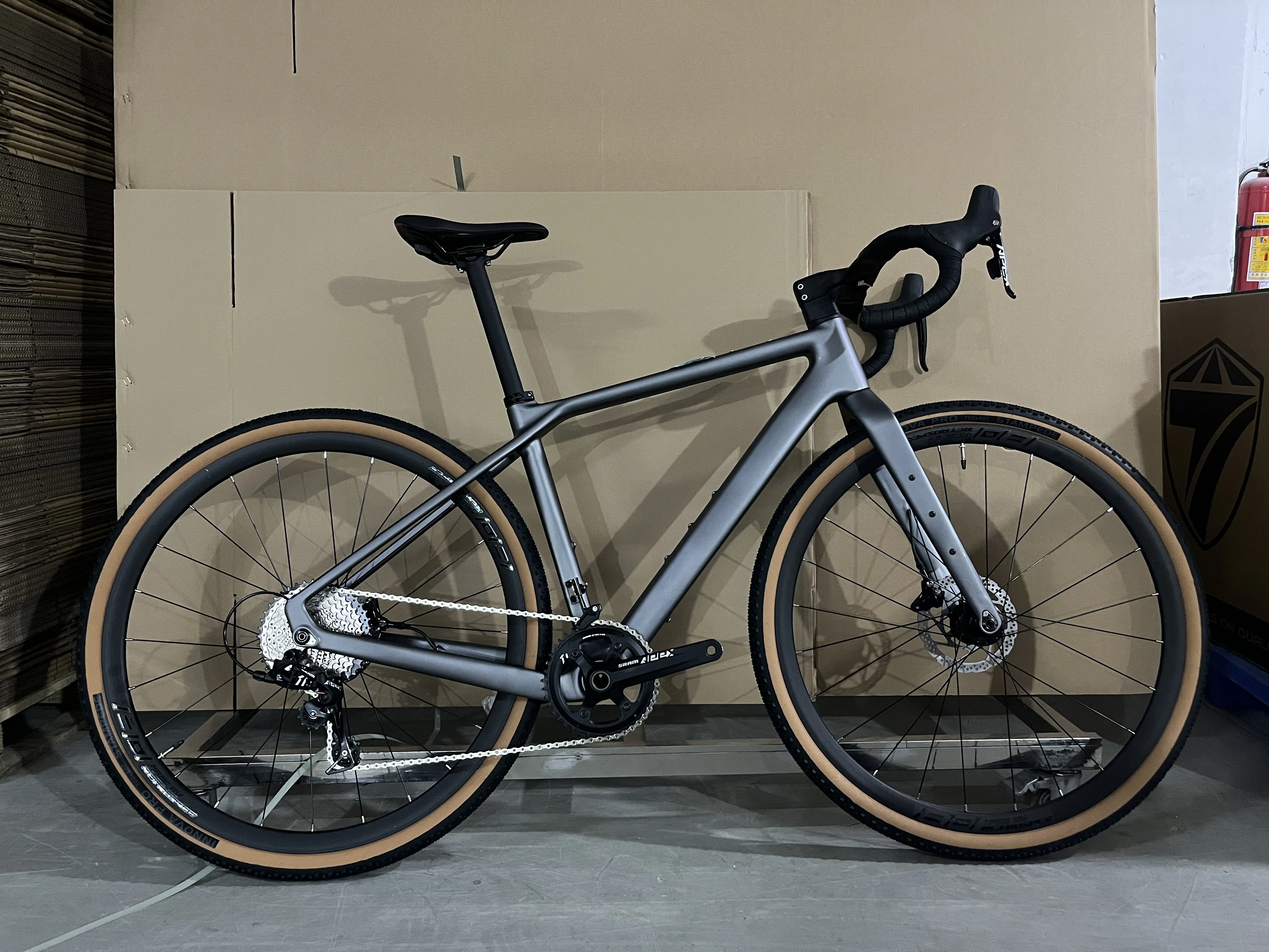 

700c Bicycle GRAVEL-X SRAM 11-Speed Off-Road Gravel Bike Carbon Fiber Racing City Bike with Inner Ribbar and Inner Cable System