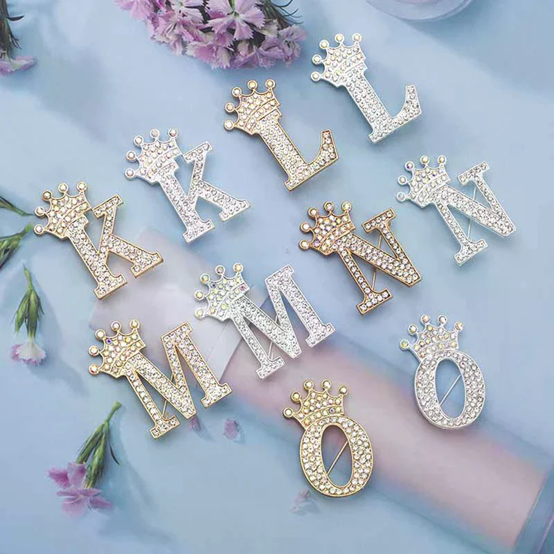Corona di moda 26 lettere iniziali dalla A alla Z spilla con strass di cristallo per le donne Abito da sposa Spilla per colletto con risvolto Gioielli