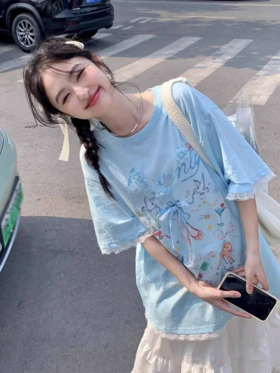 Bluzka damska plus size 300, słodka, młodzieżowa, z wiązaniem, koronkowym zdobieniem, letni nadruk, luźny krój, styl casual.