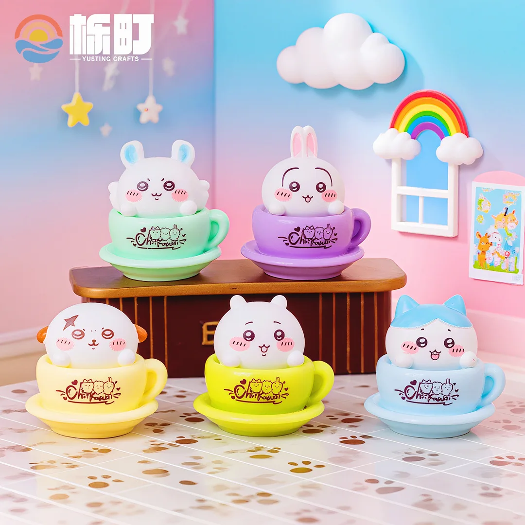 Kreatywne figurki Chiikawa z kubkiem obrotowym, zestawy blind box, akcesoria kawaii, mini ozdoby anime na biurko, prezenty świąteczne dla dzieci.