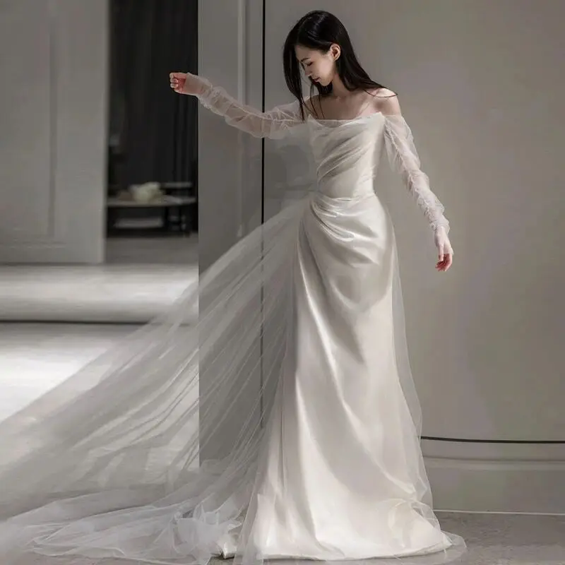 우아한 새틴 웨딩드레스, 허리를 강조하는 피쉬테일 디자인으로 결혼식과 약혼식에 완벽하며, 스타일리시한 출장에 적합합니다.