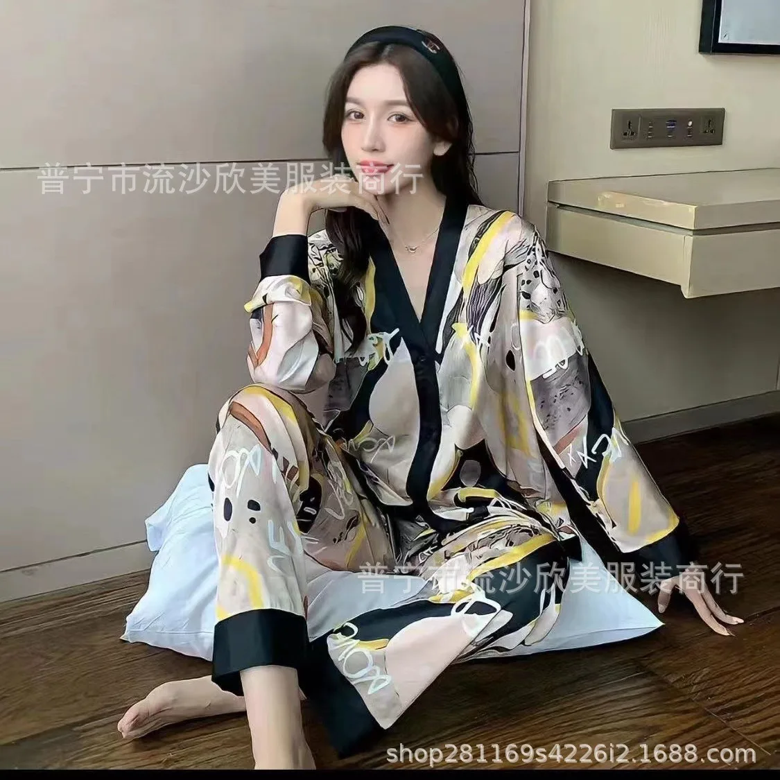 Autumn New Ladies Ice Silk Pajamas Ms. Long-sleeved Pants V-neck Cardigan Simulation Silk Loose Lapel Ms. Homewear Pajama Set