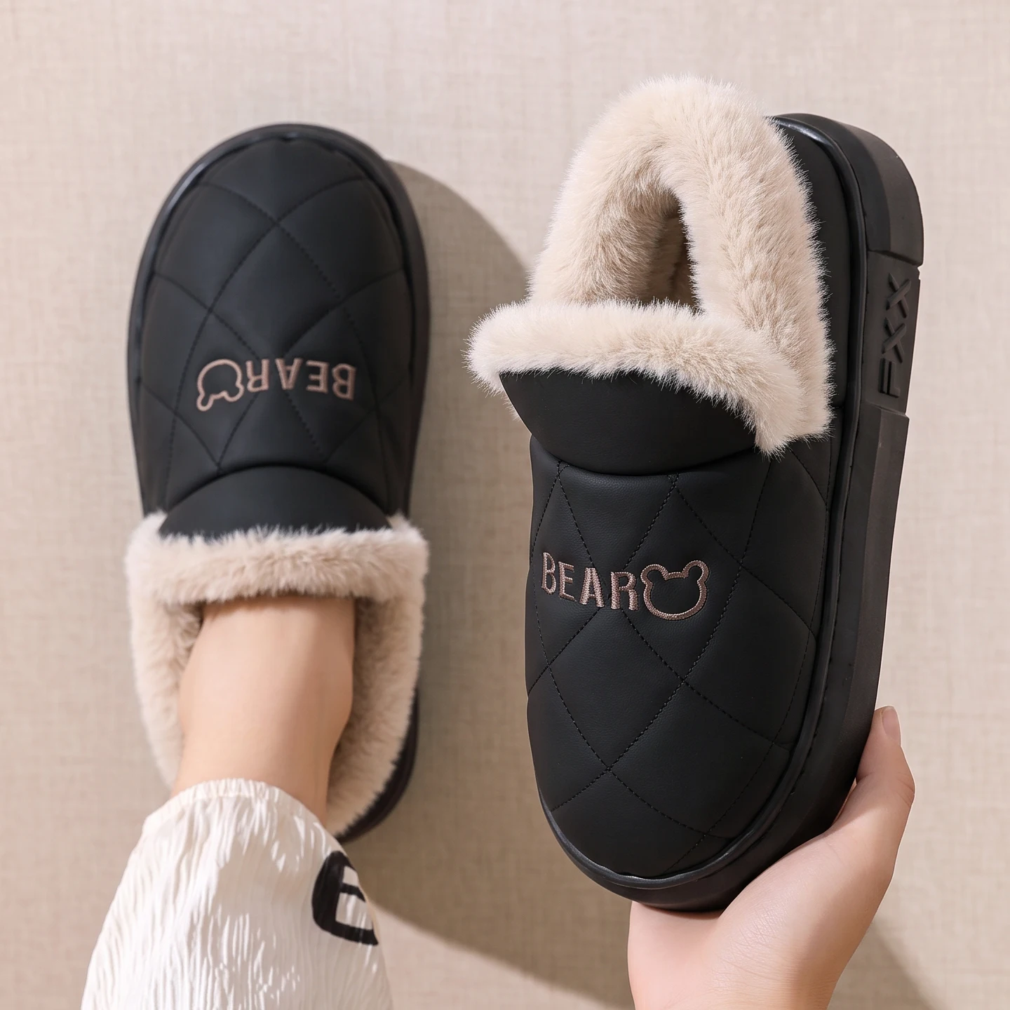 Winter Wasserdichte Hausschuhe für Damen und Herren, Warme Plüsch-Hausschuhe mit Dicker Sohle, Bären-Stickerei, Rutschfeste Indoor-Baumwoll-Fell-Schuhe – Detail 9