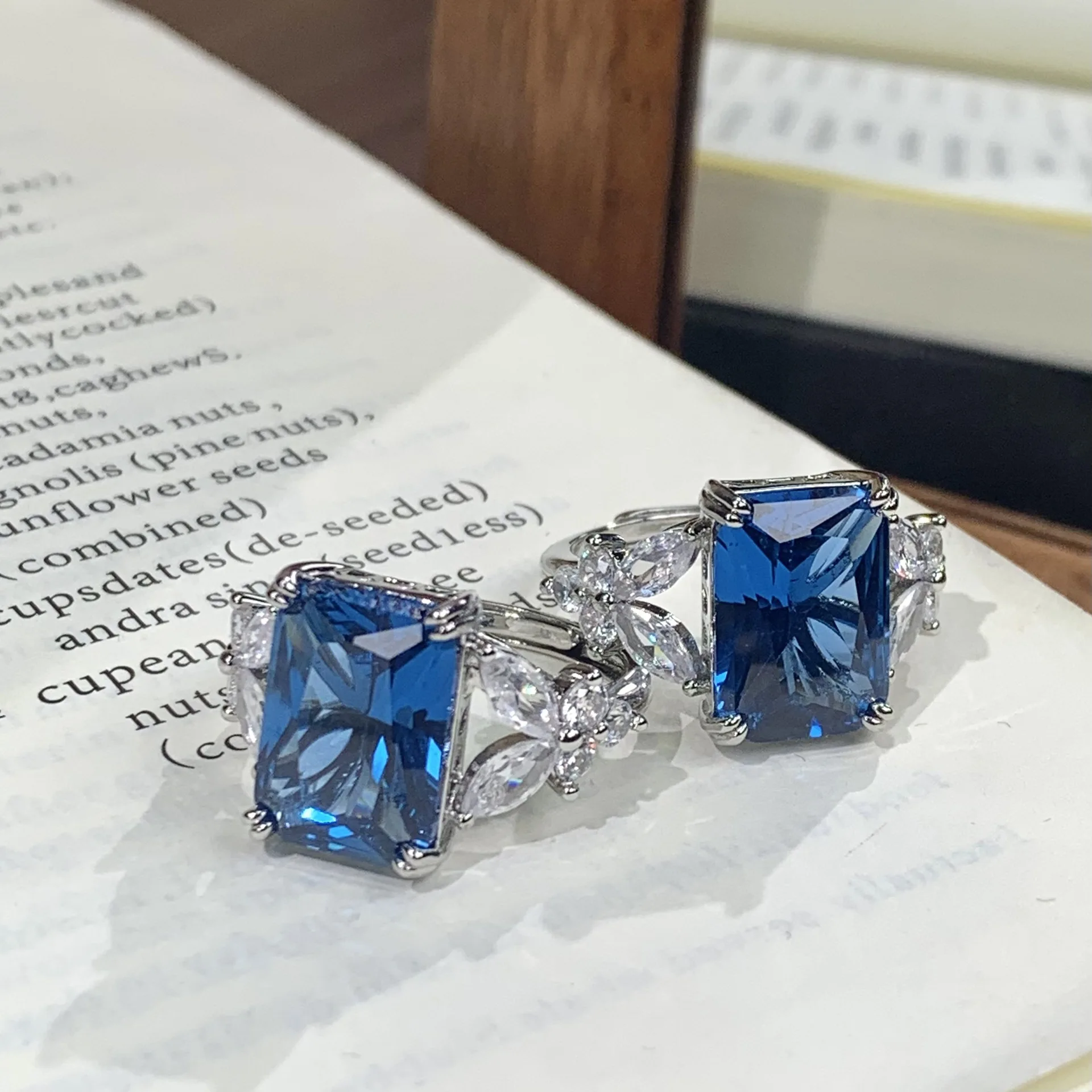 A light and luxurious high-end style cultivating gemstone adjustable ring for multiple wearings, simple finger jewelry for women