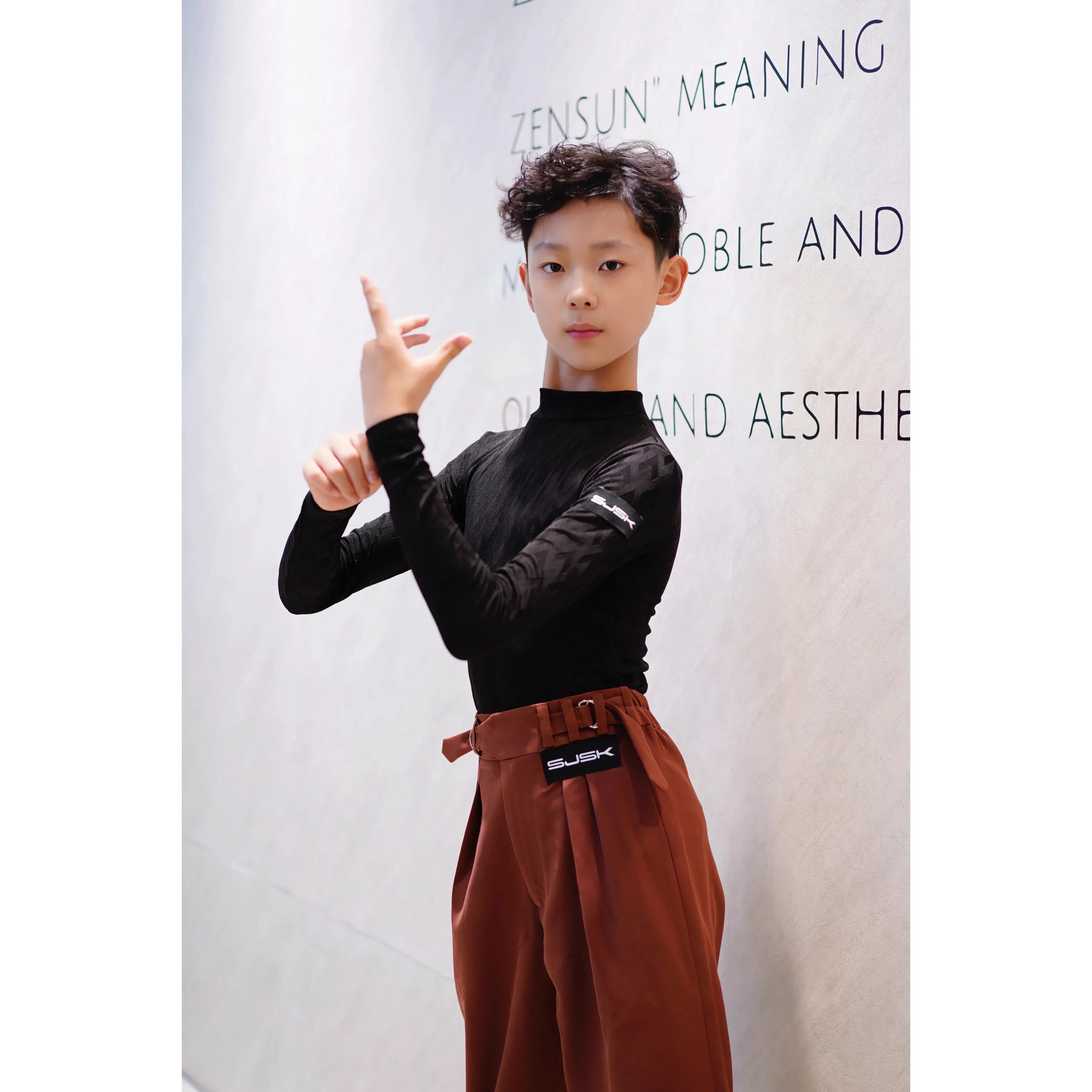 ラテンダンストップボーイズコスチューム子供長袖ハイネックトップパンツチャチャルンバタンゴラテンサンバダンス練習着DN21898