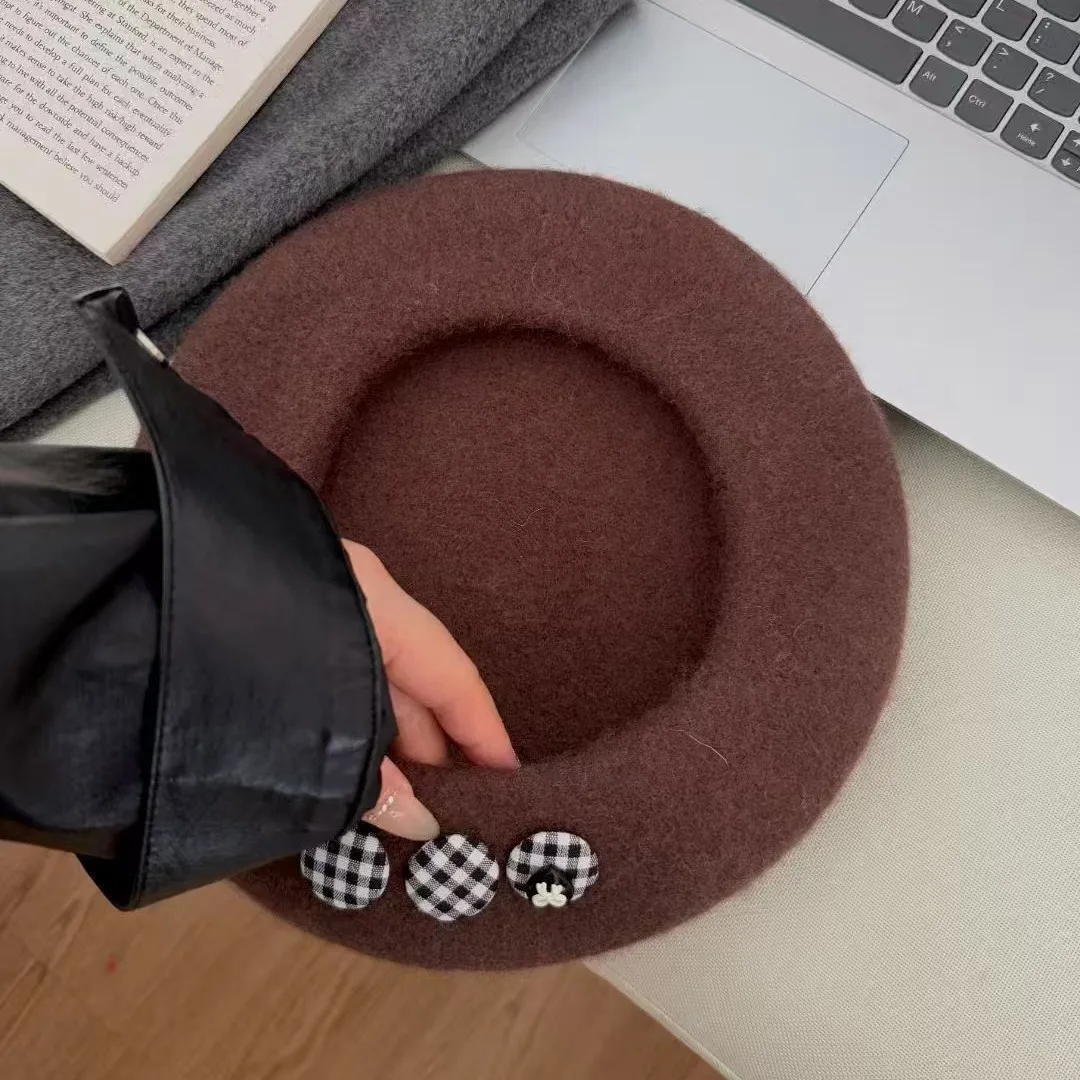 الخريف والشتاء قبعة المرأة أسود أبيض زر قبعة الرسام قبعة عادية خمر 2025 جديد