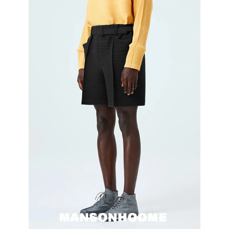 กางเกงขาสั้นทรงหลวมสีพื้นแบบมินิมอลสไตล์มิยาเกะ จีบโค้งแนวนอน รุ่นซัมเมอร์บีช สำหรับผู้ชาย ความยาว 5/10