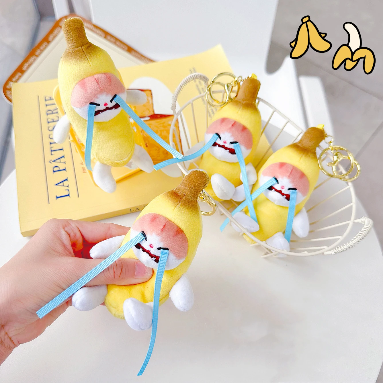 Engraçado chorando Banana Cat Boneca de pelúcia, pingente de chaveiro criativo, pequeno fresco, brinquedos de pelúcia bonitos, presentes infantis, Ins