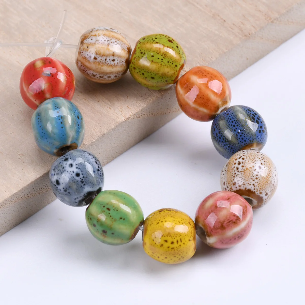 10 Stück runde, kürbisförmige, 12 mm große, dekorative, glasierte Keramik- und Porzellan-Abstandshalter-Perlen, ideal für die Schmuckherstellung und zum Selbermachen. – Detail 2