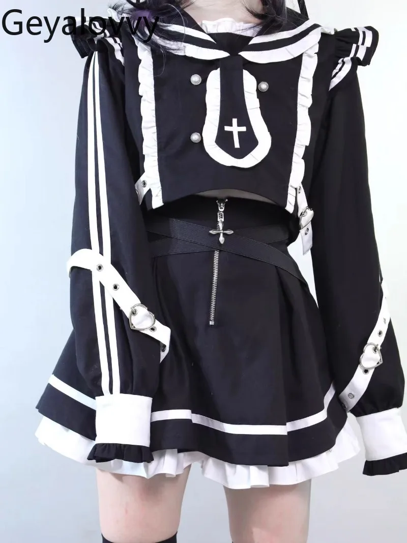 Dreiteiliges Set in Schwarz und Weiß, farblich passendes Langarm-Oberteil. Süßes und süßes kurzes Mädchen-Sweatshirt und hoch taillierter Reißverschlussrock