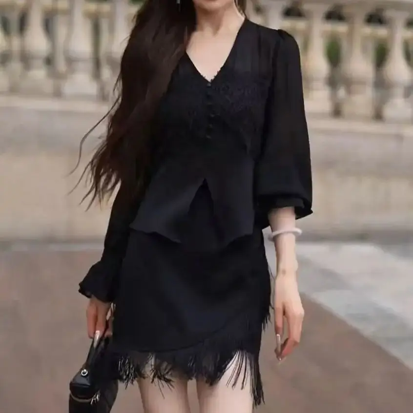 

Новый французский женский костюм: элегантная блузка из шифона с V-образным вырезом, расклешенными рукавами и кружевными вставками + мини-юбка с асимметричными бахромами, комплект из 2 предметов