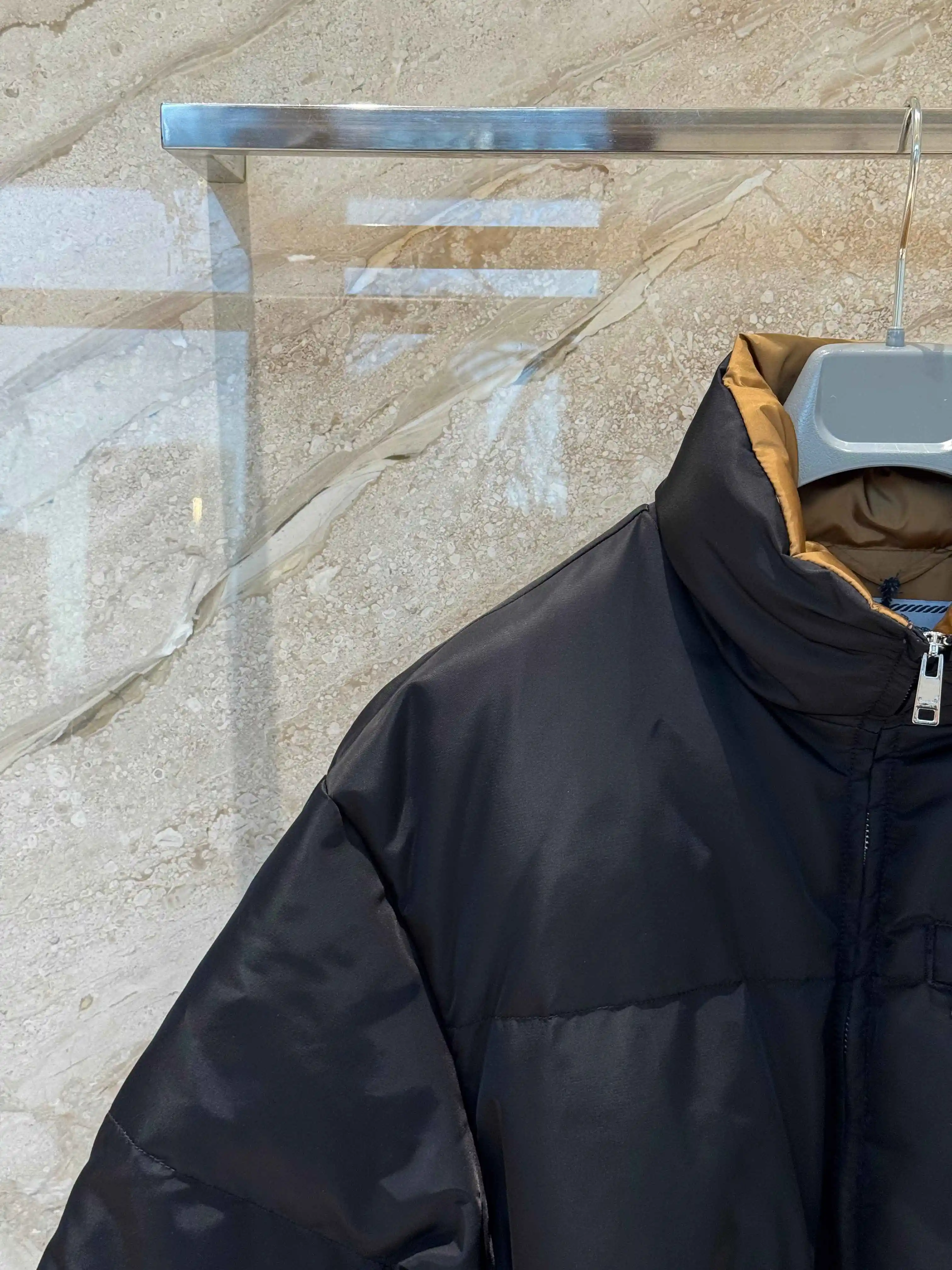 2025 Inverno Nuovo Re-Nylon 90 Piuma d'oca bianca con cintura di media lunghezza Colletto rialzato Parka dritto versatile