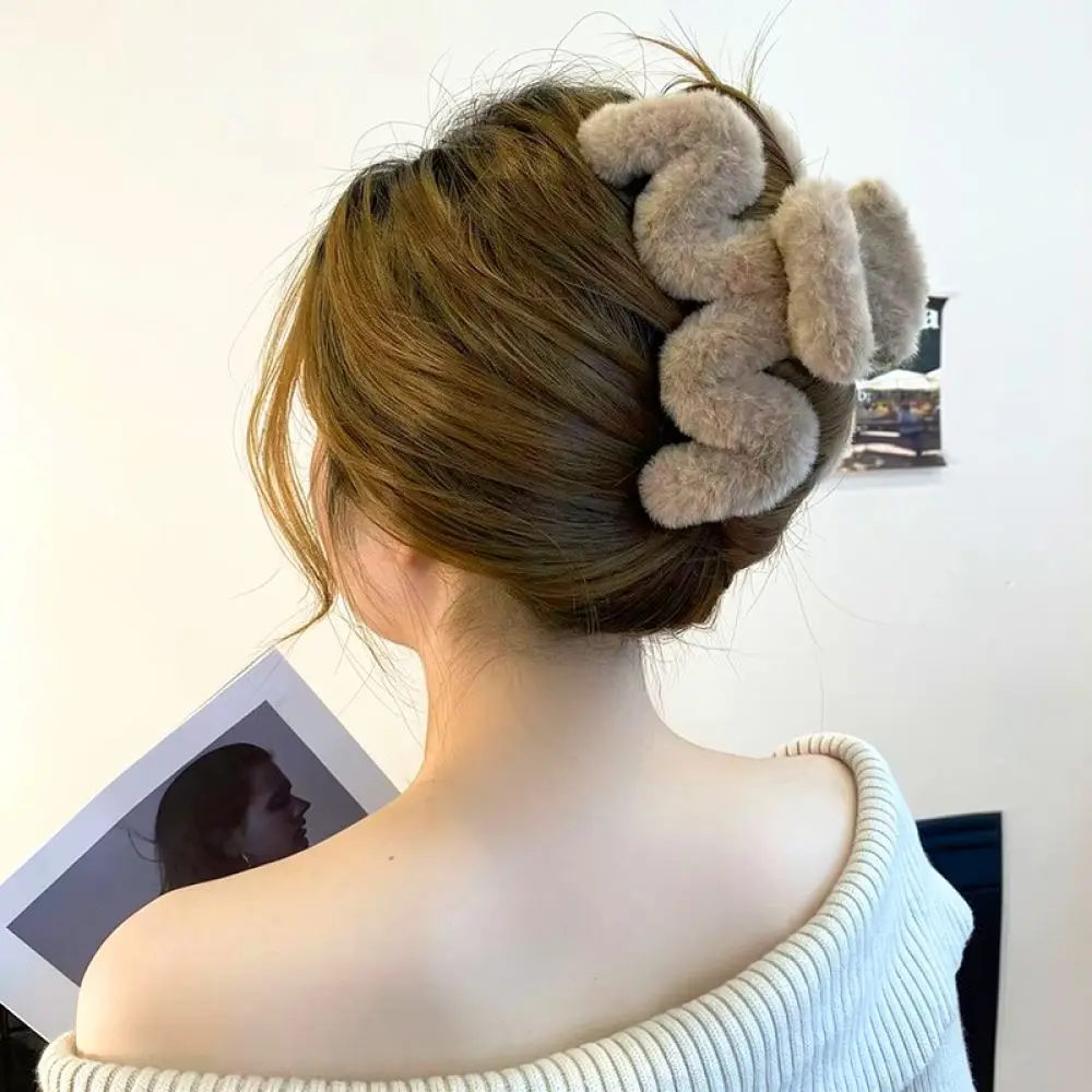 Large Plush Hair Claw Clips Winter Warm Furry Barrettes Aesthetic Soft Headwear For Thick Hair Elegant Ponytail Holder