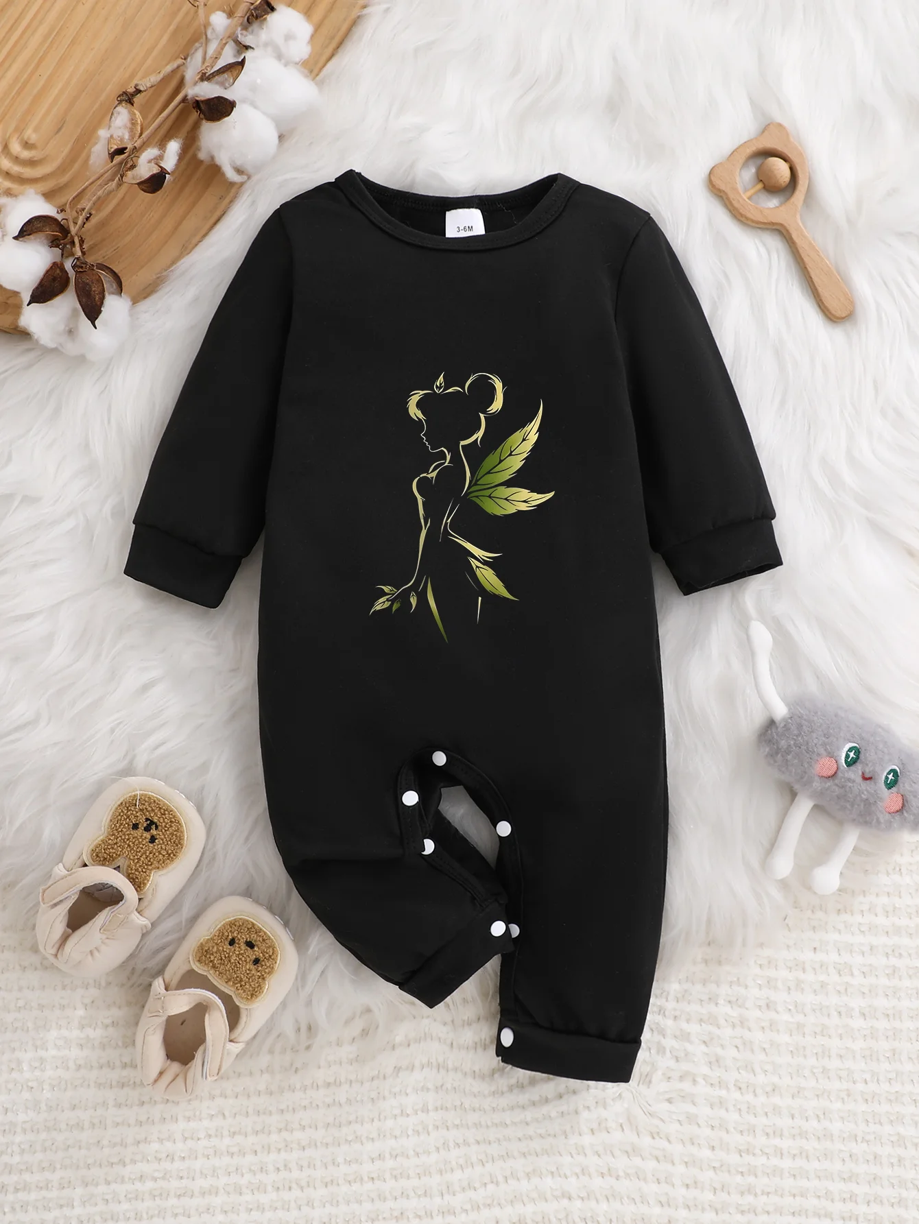 

【Официально лицензировано】 Детский комбинезон Disney Tinker Bell с длинными рукавами: акварельный принт с силуэтами листьев, мягкая и удобная ткань.