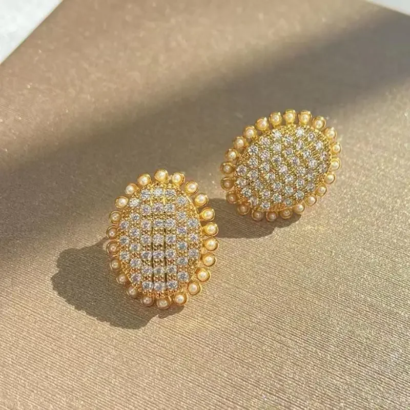 Pendientes de perlas ovaladas geométricas delicadas de estilo harbour retro de temperamento de diseño de nicho de moda, nuevo