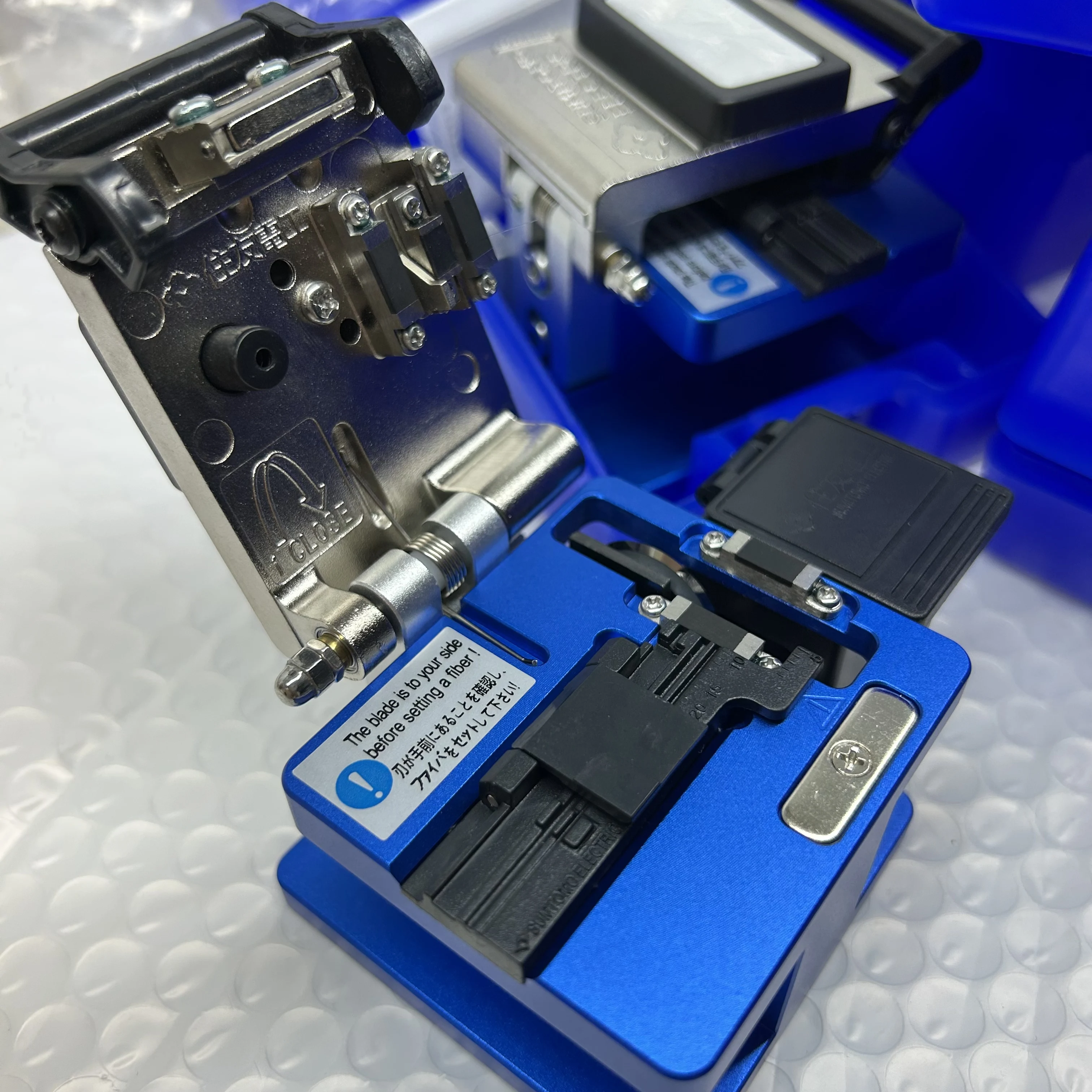

Sumitomo FC-6S Optical Fiber Cleaver High-precision Cold Connection Hot Melt Sheath Cable Fiber Cutter Tool fc6s With Waste