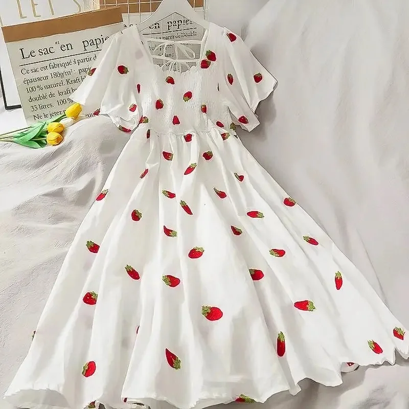 Summer Super Fairy White Strawberry Printed Dress Damska elegancka linia A 2024 Nowa sukienka średniej długości Ling Ins Hot Fashion S-XXL