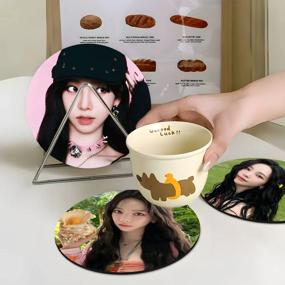 

1pc Singer K-Karina Wooden Coaster Colour Printing Cup Mat Home Desk Decoration Gifts