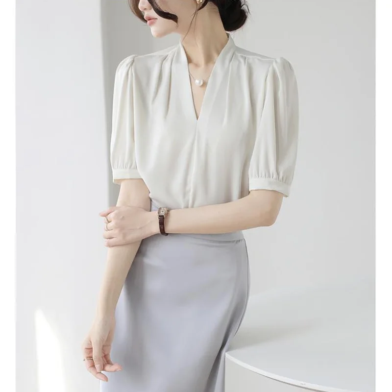 2023 New Summer French Drop Commuting Simple Professional Foreigner Style V-Neck Pearl Chain Short Sleeve Solid Color Shirt