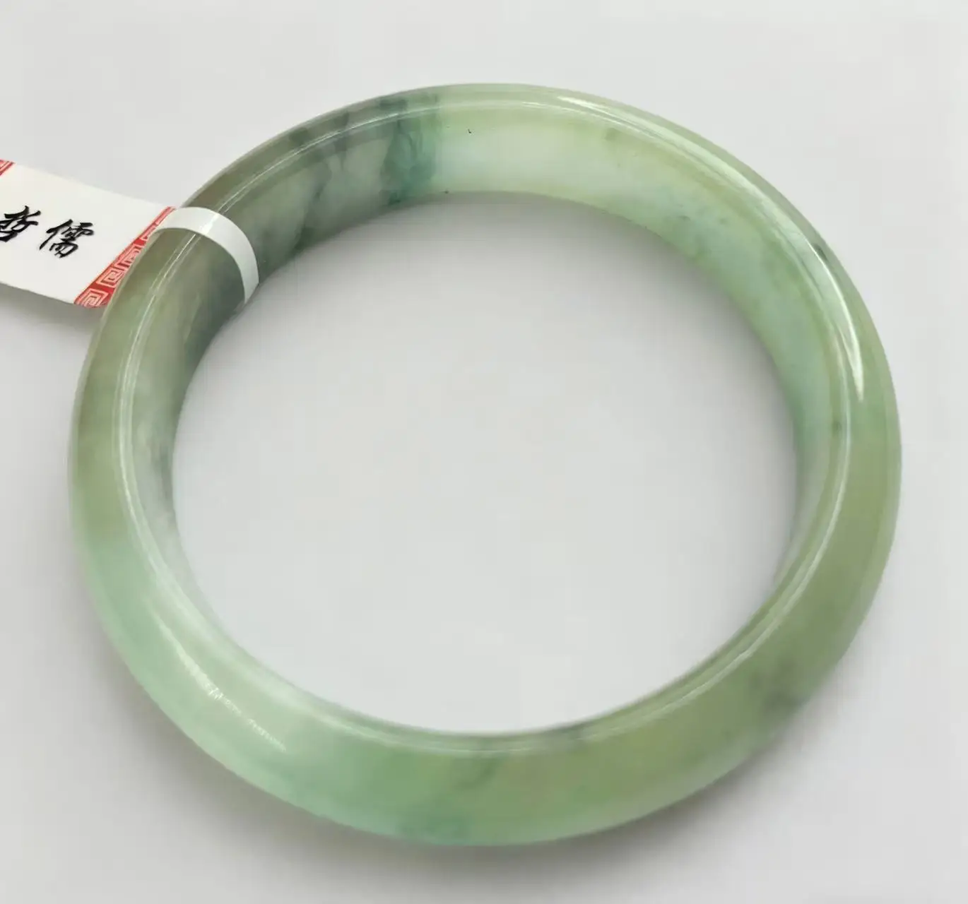 

One on one real shooting of a light green 53.8mm jade bracelet